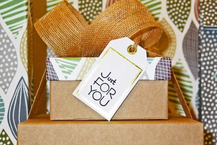 How to set and stick to a gifting budget using gift cards?