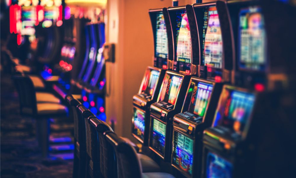 What makes expanding wilds thrilling in online casino slot games?